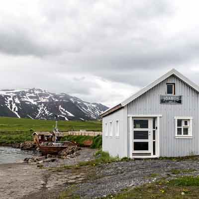 Tr&ouml;llskagi:  Hauganes Hot pots, 'Wikingerschiff' und Umkleidekabinen